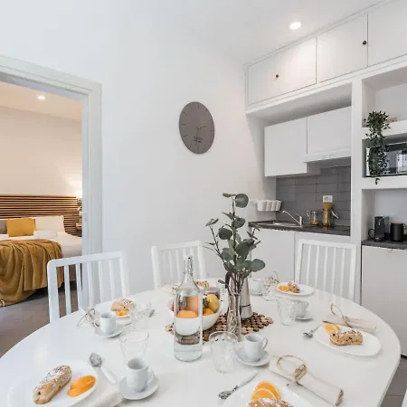 The Rent - Two-bedroom In Colosseum Area Apartment *